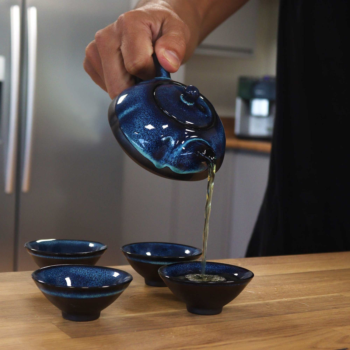 Teeservice – blaue Teekanne und vier Tassen