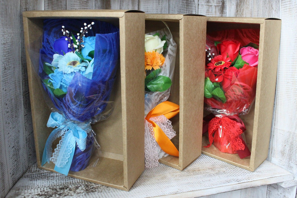 Geschenkstrauß aus Seifenblumen in einer orangen Box