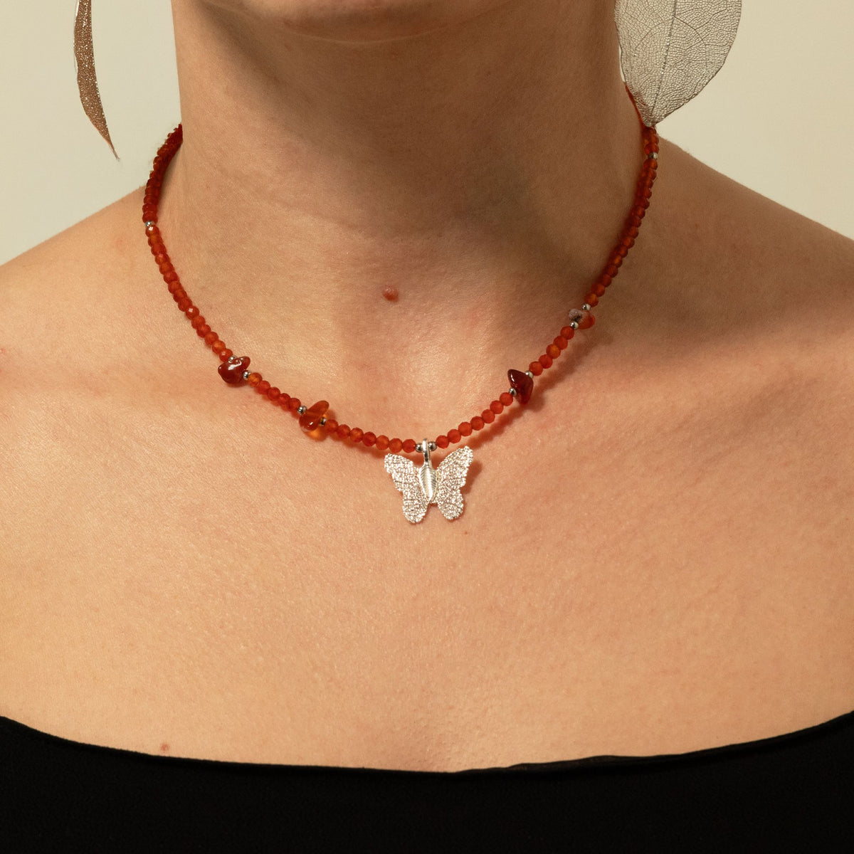 Mineralienkette Nymphe mit Schmetterling – Rubin