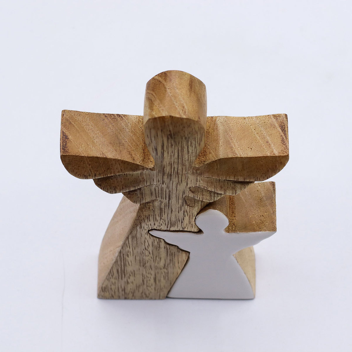 Engel aus Mangoholz in Weiß emailliert – 15 cm