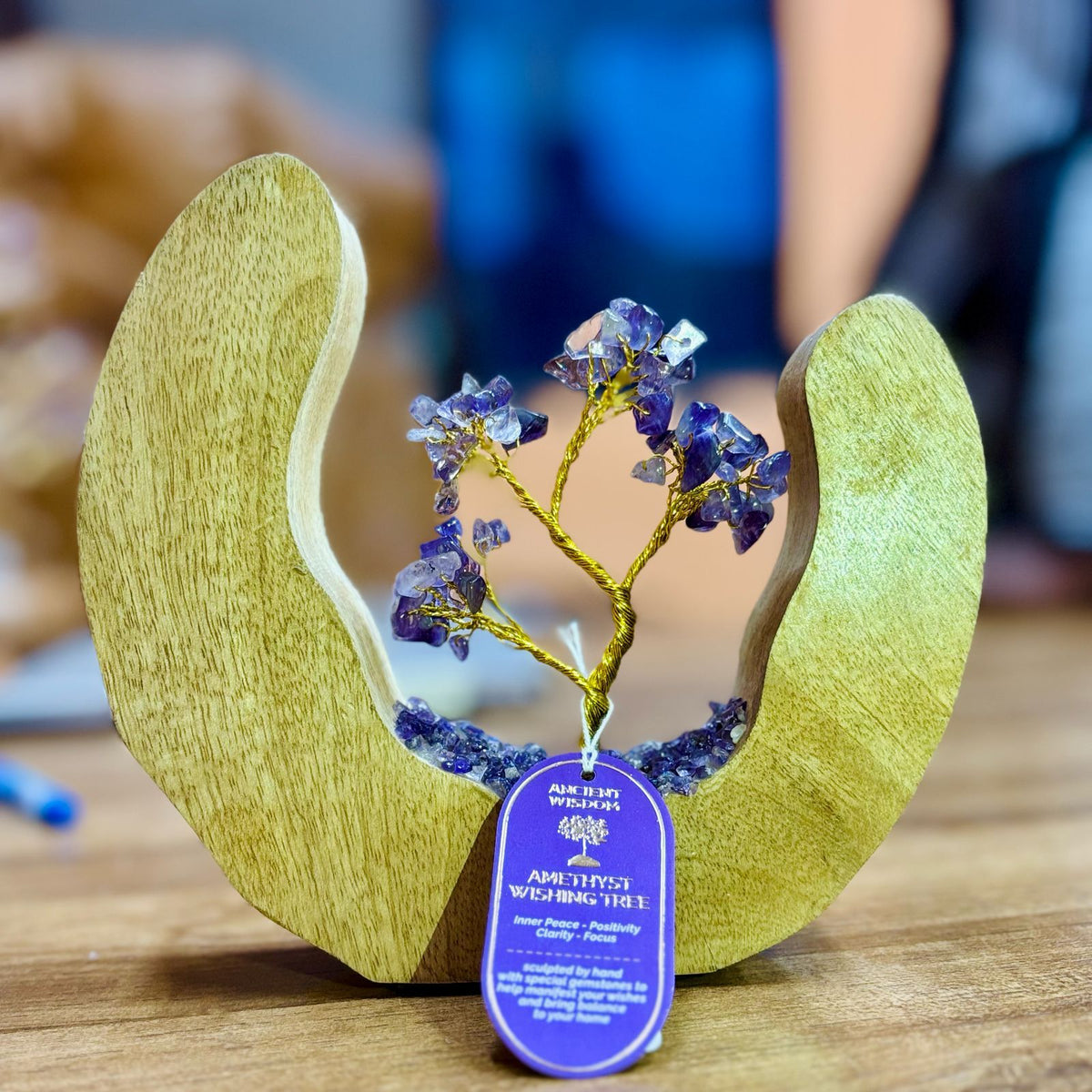 Mineralgarten – Amethyst in einem Holzkreis