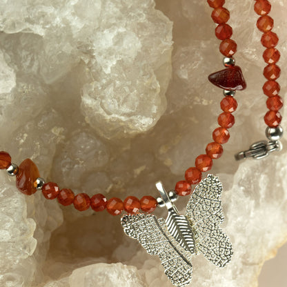 Mineralienkette Nymphe mit Schmetterling – Rubin