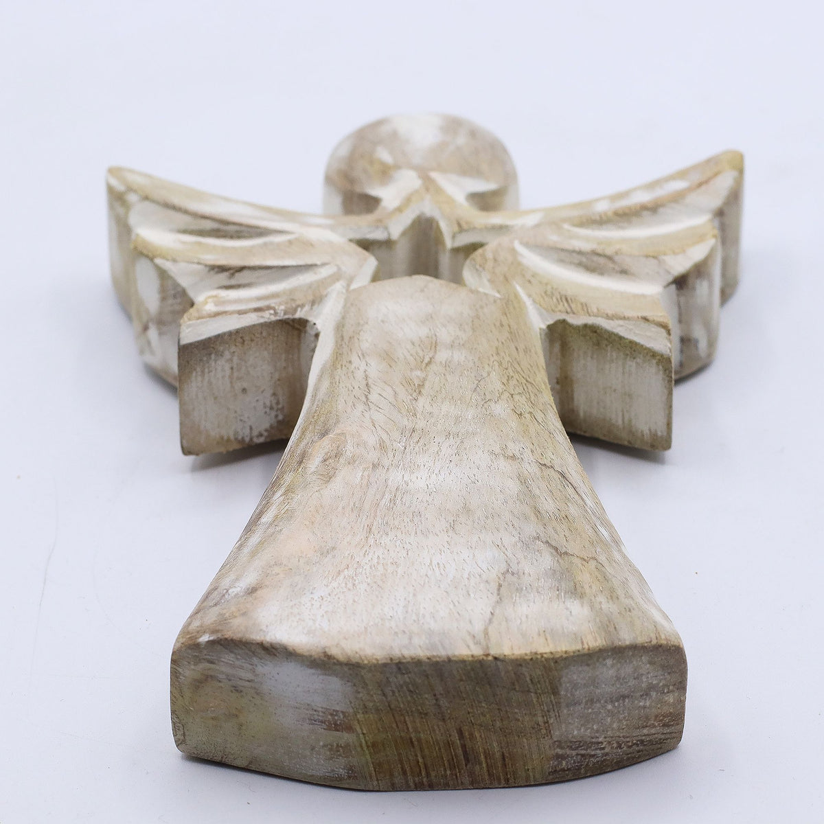 Engel aus Mangoholz – Weiß gewaschen mit Sternausschnitt – 18 cm