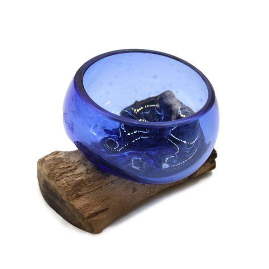 Kleine blaue Glasschale auf Holz