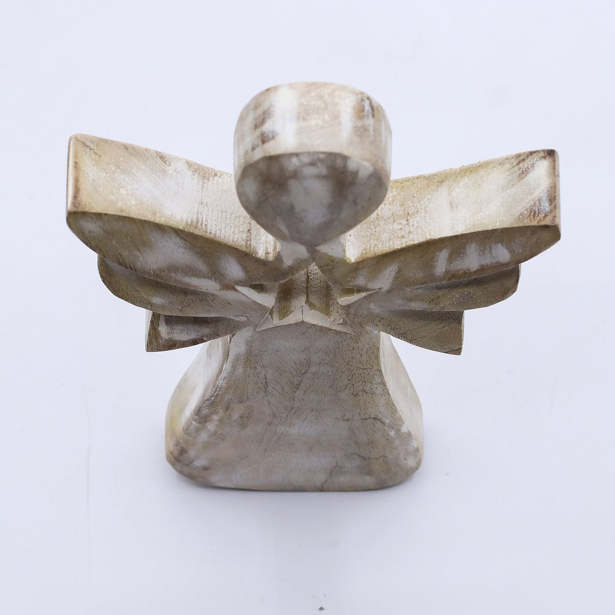 Engel aus Mangoholz – Weiß gewaschen mit Sternausschnitt – 18 cm