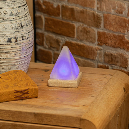 Weiße USB-Salzlampe Pyramide, 9 cm – farbiges Licht