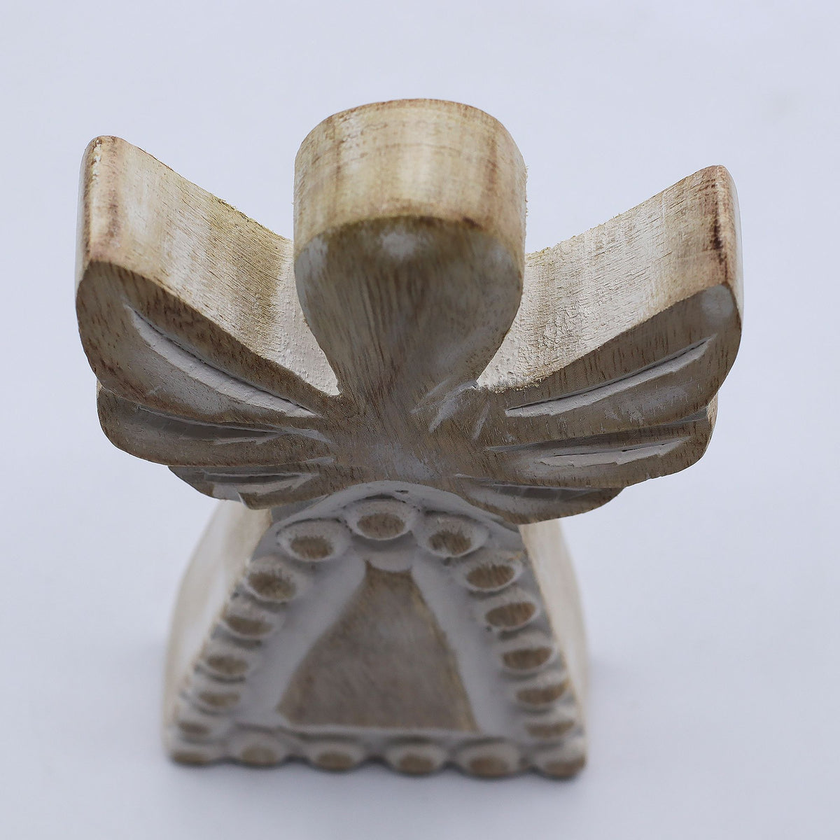 Engel aus Mangoholz – Weiß gewaschen – 13 cm