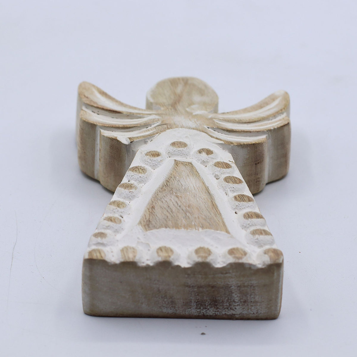 Engel aus Mangoholz – Weiß gewaschen – 13 cm