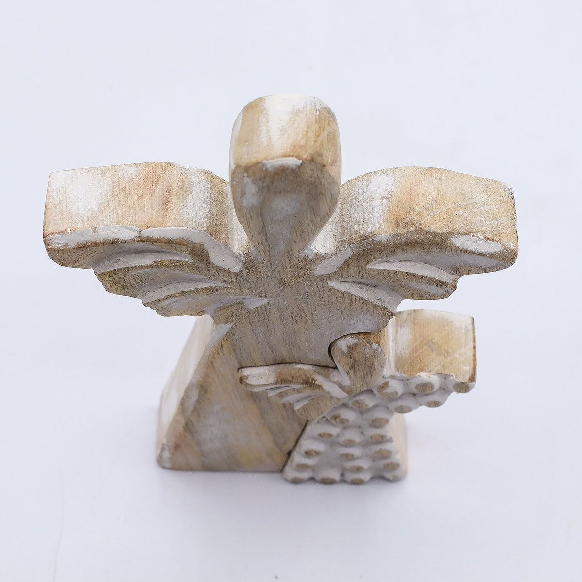 Engel aus Mangoholz - Weiß gewaschen - 15 cm