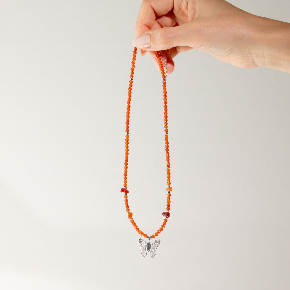 Mineralienkette Nymphe mit Schmetterling – Rubin
