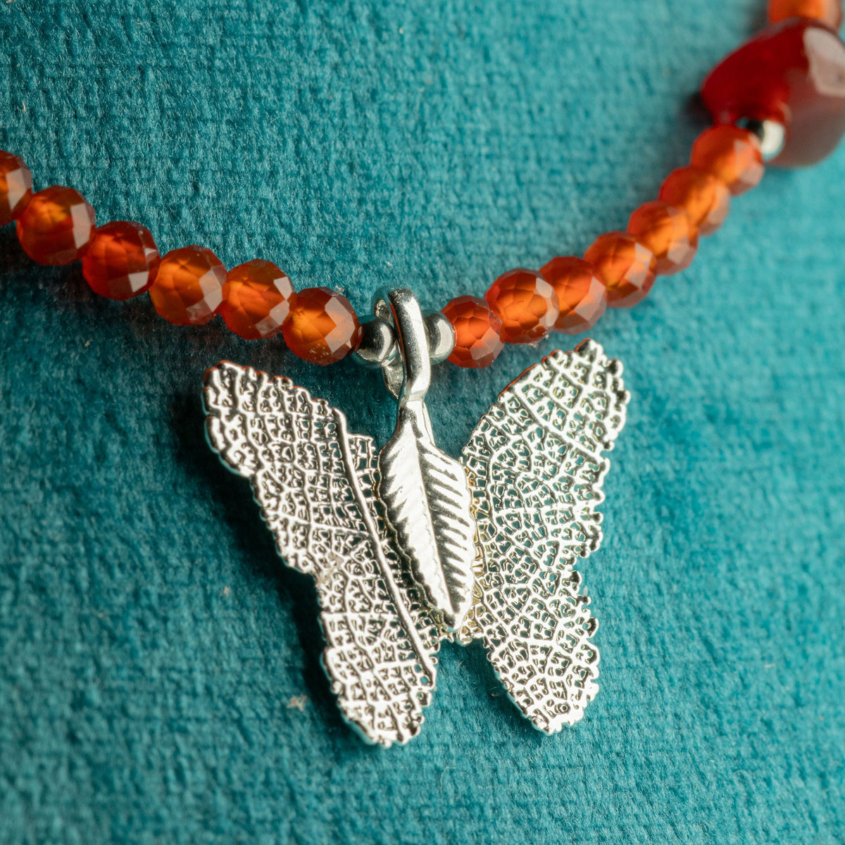 Mineralienkette Nymphe mit Schmetterling – Rubin