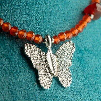 Mineralienkette Nymphe mit Schmetterling – Rubin