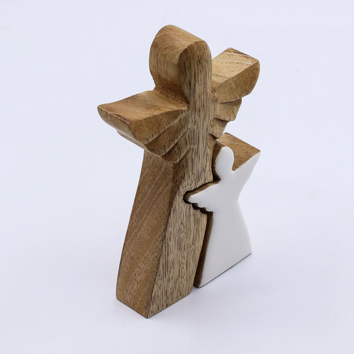 Engel aus Mangoholz in Weiß emailliert – 15 cm