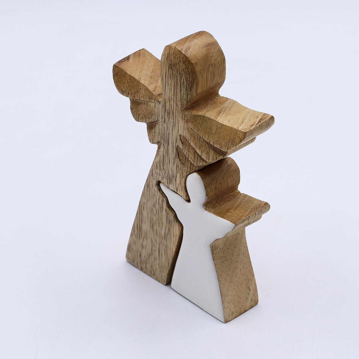 Engel aus Mangoholz in Weiß emailliert – 15 cm
