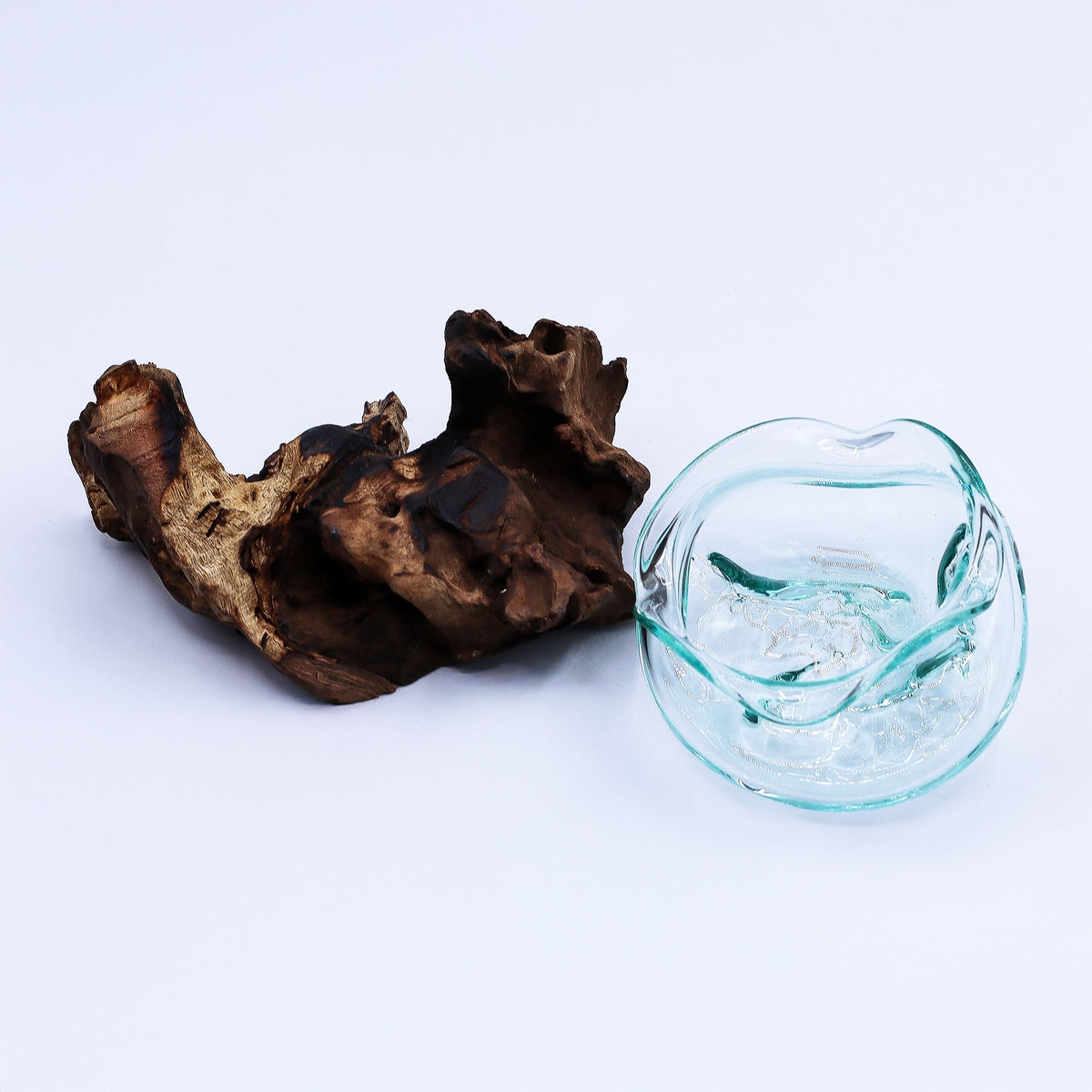 Gewellte Glasschale auf Holz, 18 cm