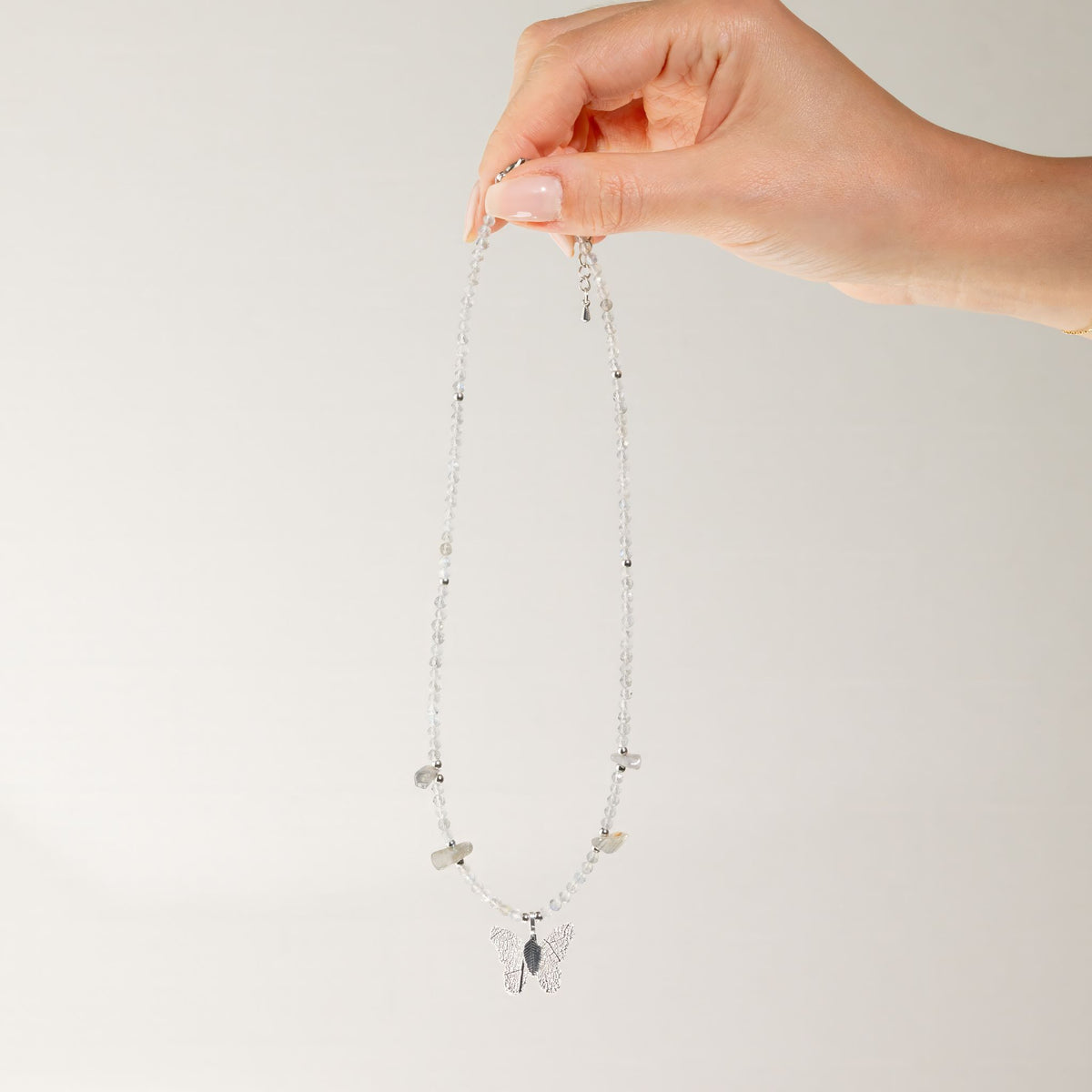 Mineralienkette Nymphe mit Schmetterling – Labradorit