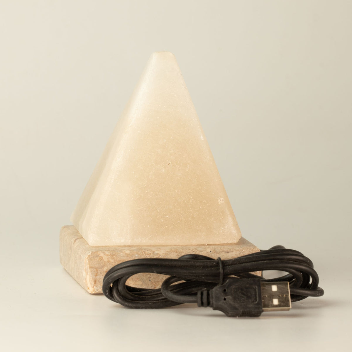 Weiße USB-Salzlampe Pyramide, 9 cm – farbiges Licht